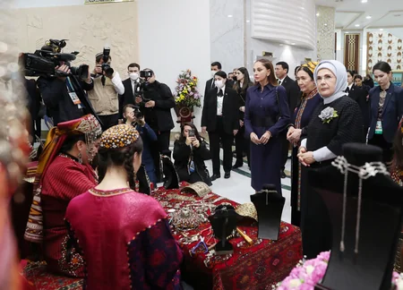 Mehriban Əliyeva Türkmənbaşı şəhərində təsviri və dekorativ sənət əsərlərindən ibarət sərgilərlə tanış olub