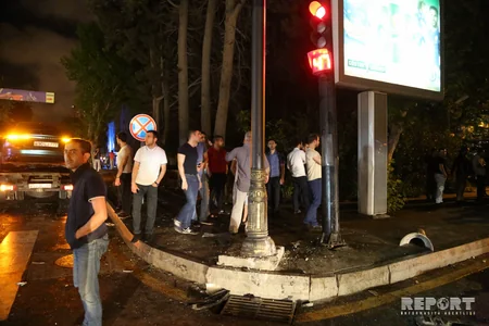 Bakıda maşın işıqforun qırmızı işığında keçərək qəza törədib, 2 nəfər yaralanıb - FOTO - VİDEO