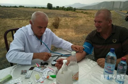 Qaxda yol polisi sürücülərə və sərnişinlərə sərin su paylayıb - FOTO