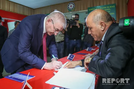 Məzahir Pənahov səs verib - FOTO