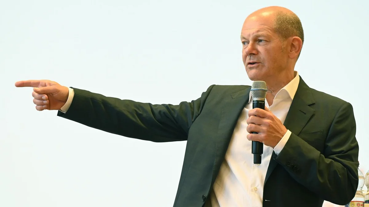 Almaniya kansleri seçki tədbiri zamanı fitə basılıb