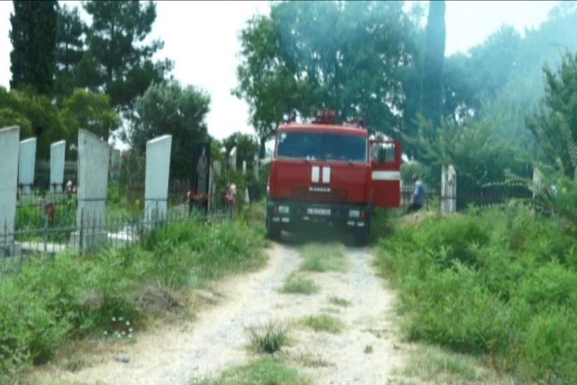 Bərdədə qəbiristanlıqda yanğın baş verib, qəbirlərə ziyan dəyib - VİDEO - YENİLƏNİB