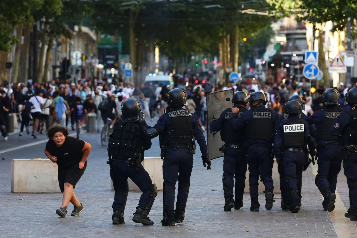 French farmers block roads, dump produce as protest moves closer to Paris