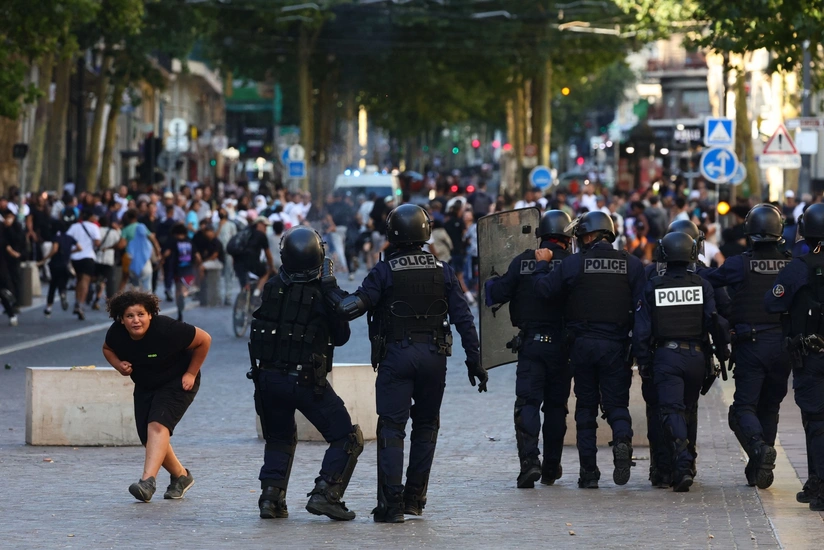 French farmers block roads, dump produce as protest moves closer to Paris