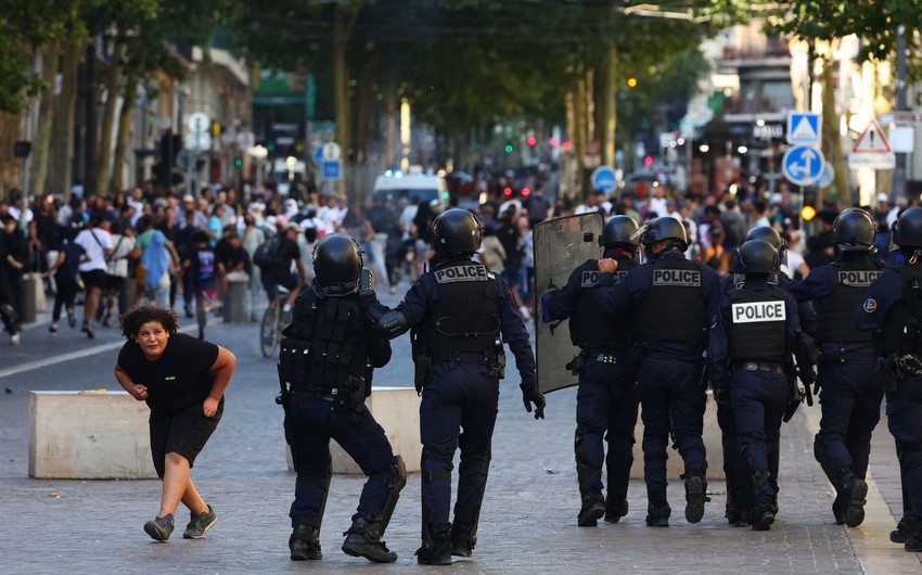 French farmers block roads, dump produce as protest moves closer to Paris