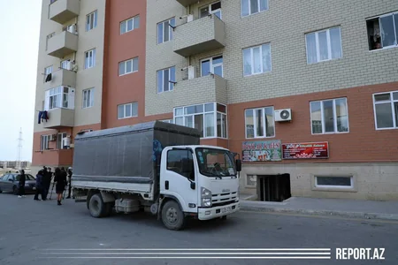 Məcburi köçkün ailələrə bayram sovqatı paylanıb