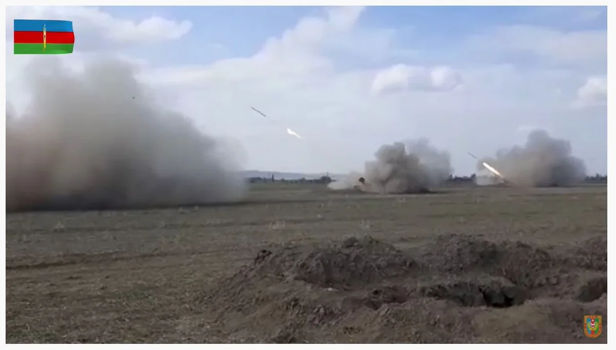 Gecə və gündüz artilleriya atışlarının görüntüləri