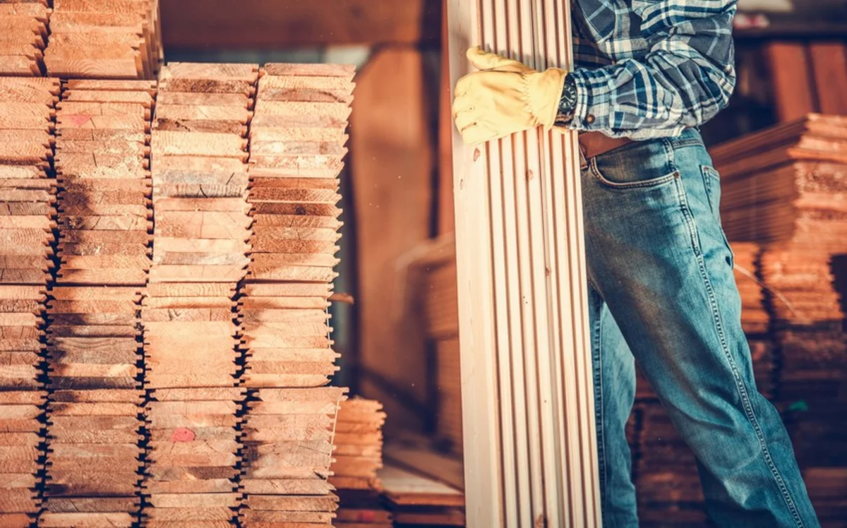 Xudatda tikinti materialları fəhlənin üzərinə aşıb, vəziyyəti ağırdır