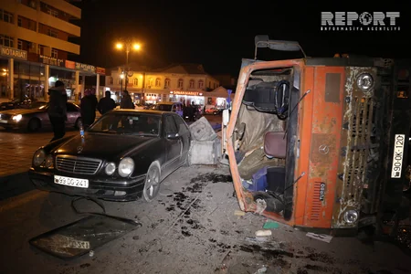 Bakıda yük avtomobili minik maşınının üzərinə aşıb, xəsarət alan var - FOTO - VİDEO - YENİLƏNİB