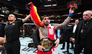 Топурия победил Оливейру и стал чемпионом UFC в легком весе