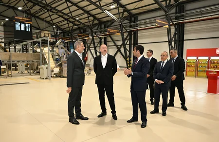 İlham Əliyev Bakıda müxtəlif növ və çeşiddə qəlyanaltı məhsullarının istehsalı zavodunun açılışında iştirak edib