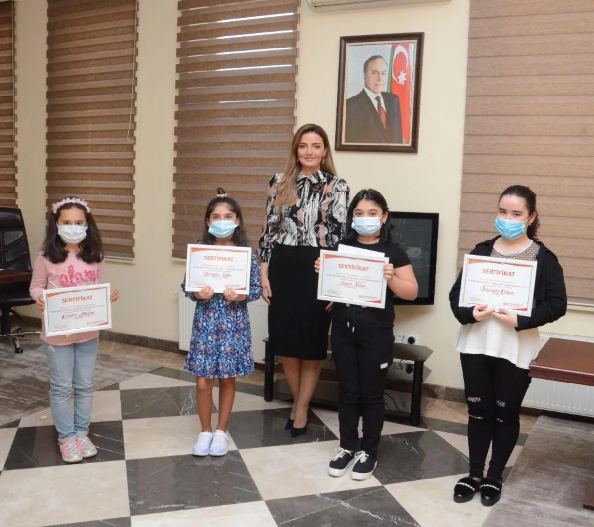 Deputat “Yaradıcılığı evdə öyrən”in istedadlılarını mükafatlandırdı