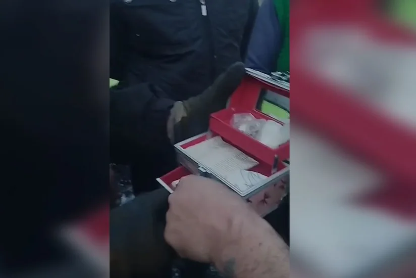 Gədəbəydə nazirlik əməkdaşları tapdıqları bir qutu qızılı sahibinə veriblər