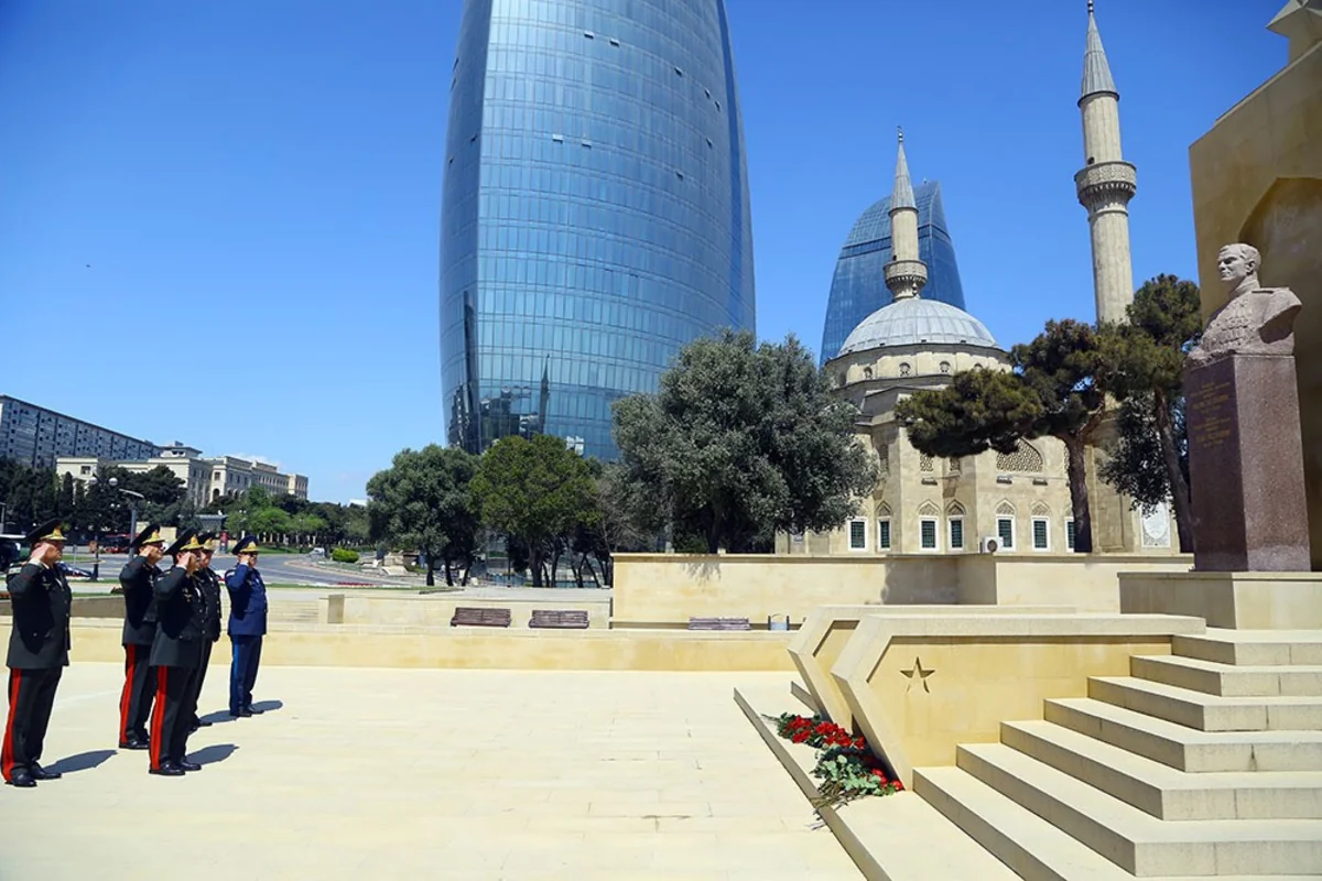 Defense Ministry leadership visits monument to Hazi Aslanov