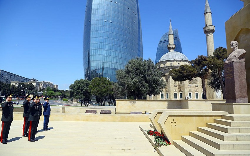 Defense Ministry leadership visits monument to Hazi Aslanov