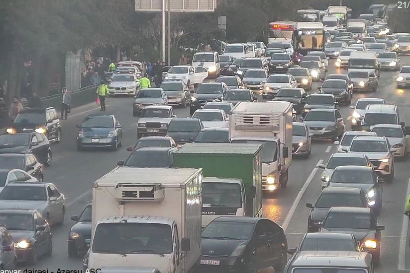 На некоторых улицах и проспектах Баку наблюдаются пробки - СПИСОК