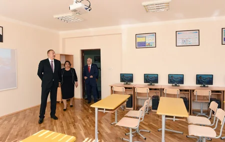 Prezident İlham Əliyev Bakıdakı 247 nömrəli məktəbdə əsaslı təmirdən sonra yaradılan şəraitlə tanış olub