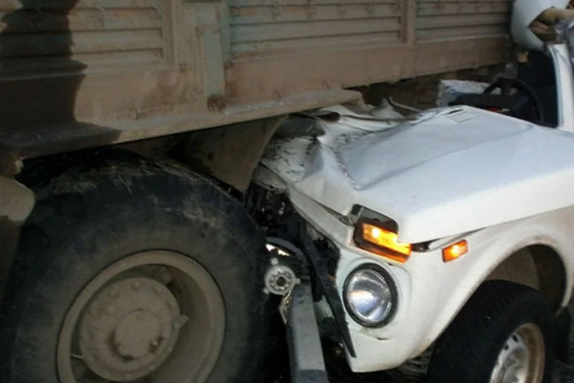 Biləsuvarda “Niva” ilə KaMAZ toqquşub, xəsarət alan var