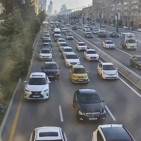 Bakının bir sıra yollarında nəqliyyatın sıxlığı müşahidə olunur