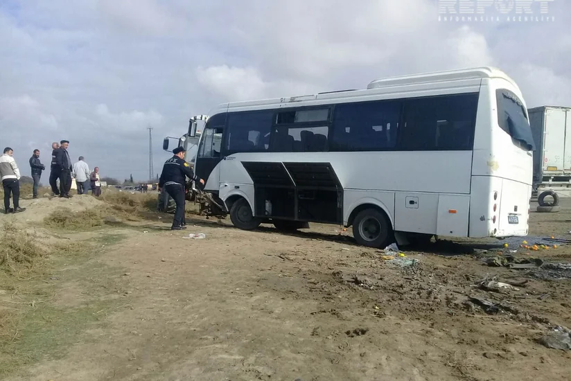 Salyanda sərnişin avtobusu ilə minik avtomobili toqquşub, xəsarət alanlar var - YENİLƏNİB-2 - FOTO