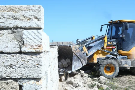 Zirə və Şüvəlanda qanunsuz tikililər sökülüb