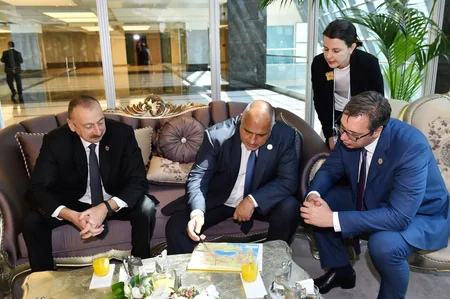 Prezident İlham Əliyev, Prezident Rəcəb Tayib Ərdoğan, 22-ci Dünya Neft Konqresində iştirak edən dövlət və hökumət başçıları arasında qısa söhbət olub