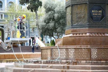 Bakıda heykəllər yuyulur