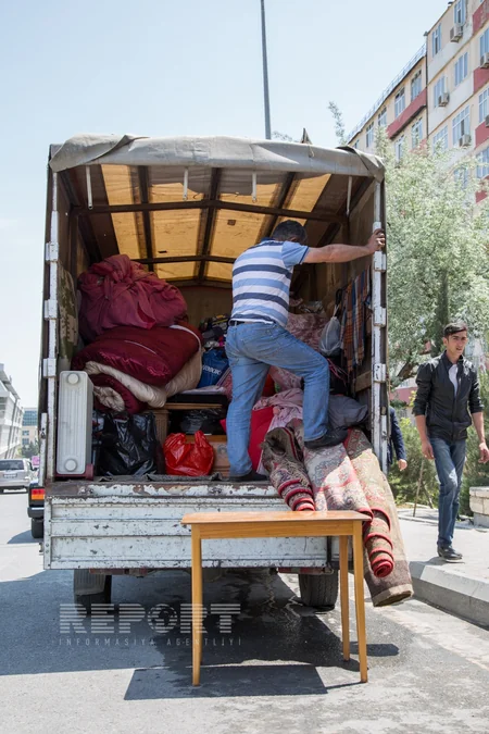 Yanğın baş verən binanın sakinləri evlərindən əşyalarını çıxarıblar - FOTOREPORTAJ