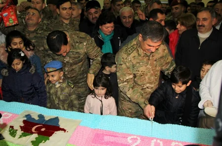 Zakir Həsənov əsgər valideynlərinin suallarını cavablandırıb, problemlərin həlli üçün tapşırıqlar verib - VİDEO