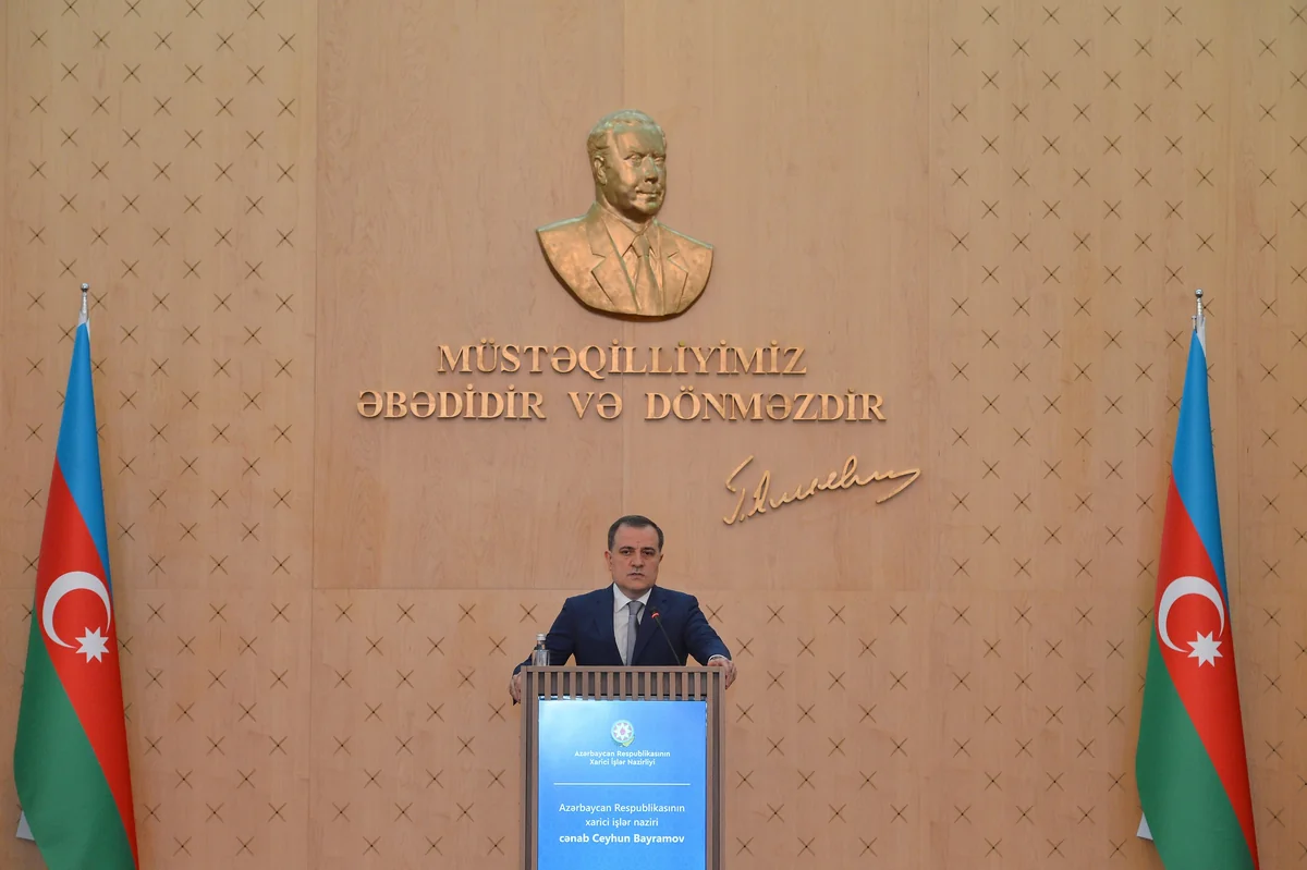 Ceyhun Bayramov xarici ezamiyyətə gedən diplomatlarla görüşüb