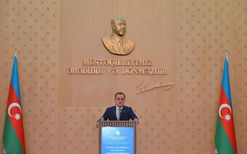 Ceyhun Bayramov xarici ezamiyyətə gedən diplomatlarla görüşüb