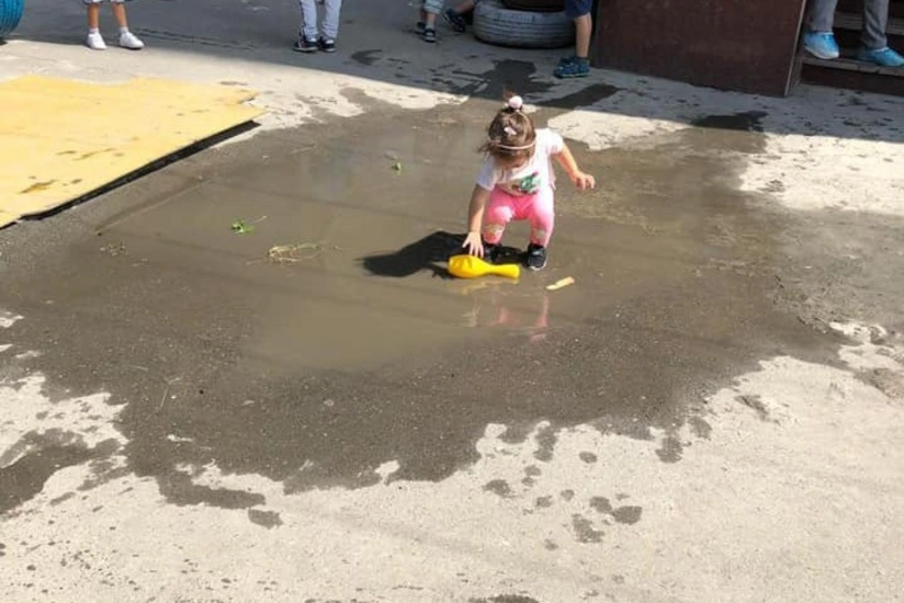 Bakıda özəl bağçada uşaq çirkli suyun içində oynayır - FOTO