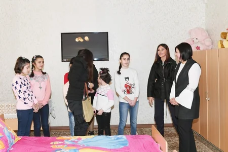 Mehriban Əliyeva Gəncədəki uşaq evinə baş çəkib