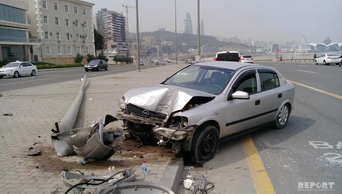 Bakıda avtomobil yoldan çıxaraq işıq dirəyini dibindən qırıb - FOTO - VİDEO