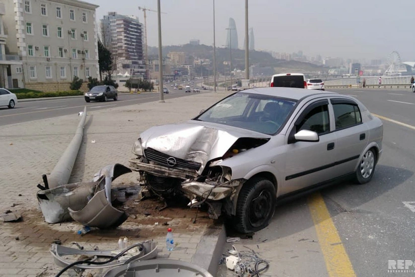 Bakıda avtomobil yoldan çıxaraq işıq dirəyini dibindən qırıb - FOTO - VİDEO