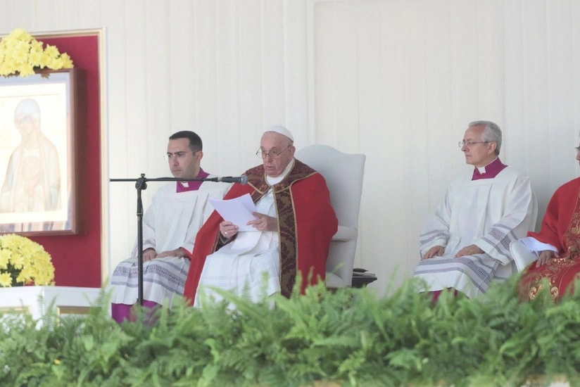 Pope Francis calls on everyone to pray for peace between Azerbaijan and Armenia