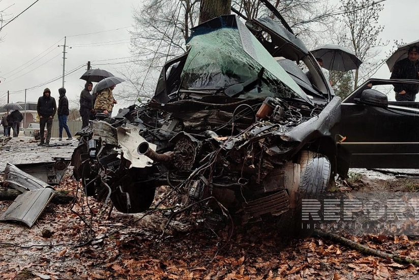 Lənkəranda avtomobil ağaca çırpılıb, ölən var