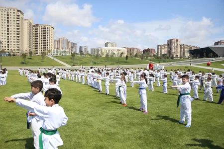 Heydər Əliyev Mərkəzinin parkında karate dərsi keçirilib