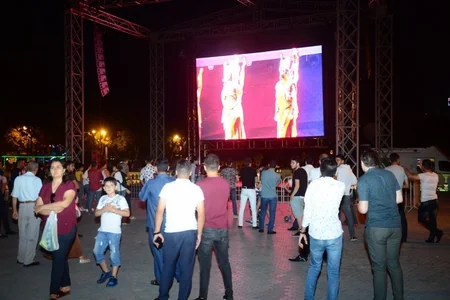 Heydər Əliyev Mərkəzinin parkında Bakının azad edilməsinin 100 illiyi münasibəti ilə konsert olub