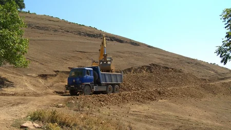 Azərbaycanda dağların partladılması üsulu ilə yeni yol salınır