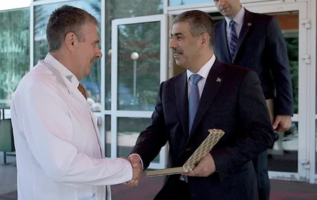 Azerbaijan Defense Minister visits Anatoly Davidovich’s mother