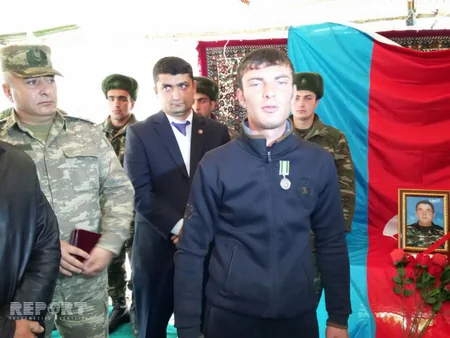 Azərbaycan ordusunun şəhid olan əsgərinin medalı qardaşına təqdim olunub - FOTO