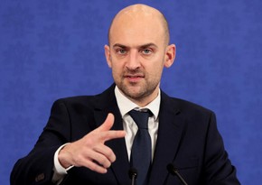 Fransa əlcəzairli diplomatları ölkədən çıxaracaq