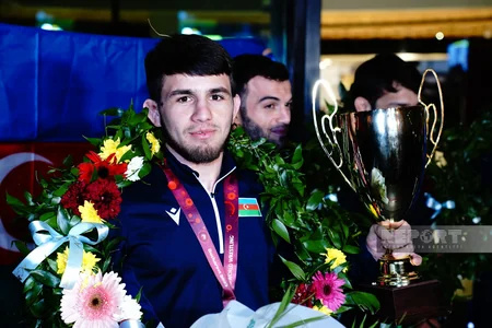 Avropa çempionatında tarixi uğura imza atan güləşçilərimiz Vətənə qayıdıb