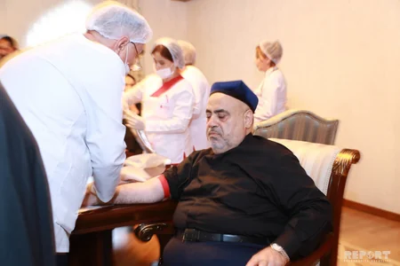 Allahşükür Paşazadə Aşura günü ilə bağlı qan verib - FOTO