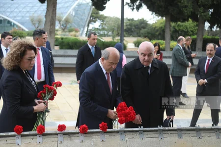 Şimali Kipr Prezidenti Fəxri və Şəhidlər xiyabanlarını ziyarət edib - YENİLƏNİB