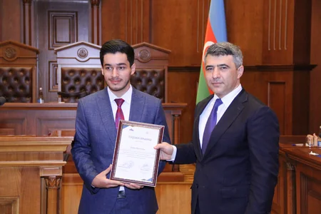 “Gənc Hüquq Müdafiəçiləri” səhnələşdirilmiş məhkəmə müsabiqəsinin final mərhələsi keçirilib