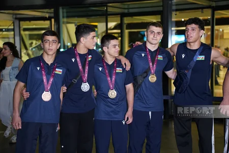 Avropa çempionatında 9 medal qazanan güləşçilər vətənə qayıdıblar
