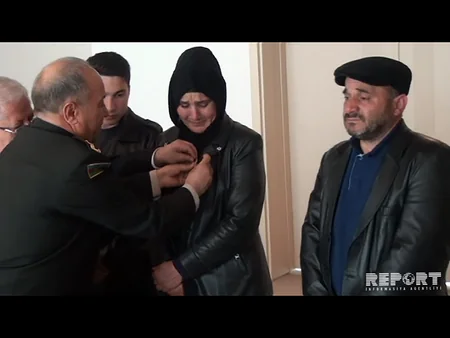 Azərbaycan ordusunun şəhid olan əsgərinin medalı ailəsinə təqdim edilib
