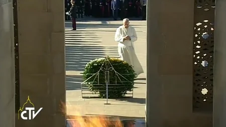 Papa Fransisk Şəhidlər xiyabanını ziyarət edib